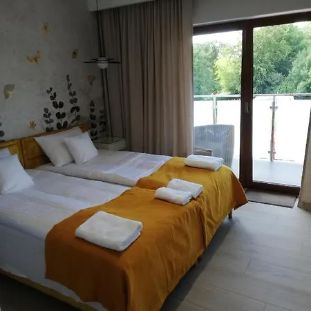 Latarnik- Yellow Apartment