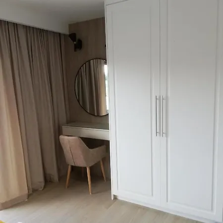 Latarnik- Yellow Apartment